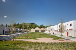 Jádrem nové čtvrti jsou dvě veřejná prostranství – náměstí a park. (Obytný soubor Dolina v Lysolajích, knesl kynčl architekti)