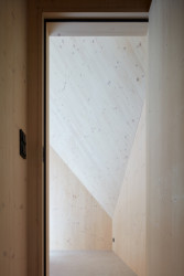 Dřevěná chata na břehu Vranovské přehrady od studia Prodesi/Domesi