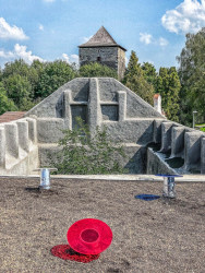 Pohled ze střechy rodného domu na světlovody, moruši a historickou tvrz v pozadí