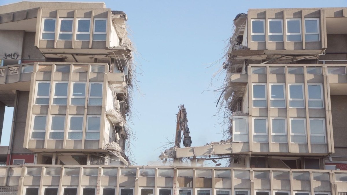 Demolice souboru Rodin Hood Gardens, Alison a Peter Smithsonovi