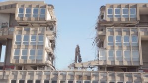Demolice souboru Rodin Hood Gardens, Alison a Peter Smithsonovi