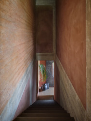 Schodiště do spodního podlaží ((Studio House na Kostarice, Formafatal))