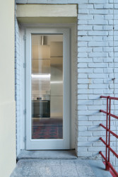 Byt Nusle, Amulet + T. Melková: Dveře propojující ložnici a balkon.