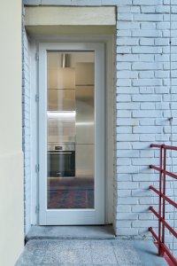 Byt Nusle, Amulet + T. Melková: Dveře propojující ložnici a balkon.