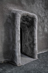 Detail vstupního portálu – novotvar integrovaný do historické struktury