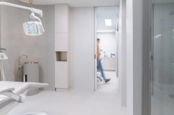 V rohu umyvadlo na míru - působí trochu jako fontána.