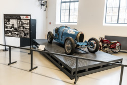 Místo skleněných tyčí na výrobu jablonecké bižuterie, jsou tu jiné poklady. (Automoto muzeum v Lučanech nad Nisou, studio ARCHIDEE, architekt Ondřej Novosad)