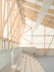 Pohled na tribunu (Sportovní a kulturní centrum Marie-Jose Perec a Josephine Baker v La Bouëxière ve Francii; onze04)