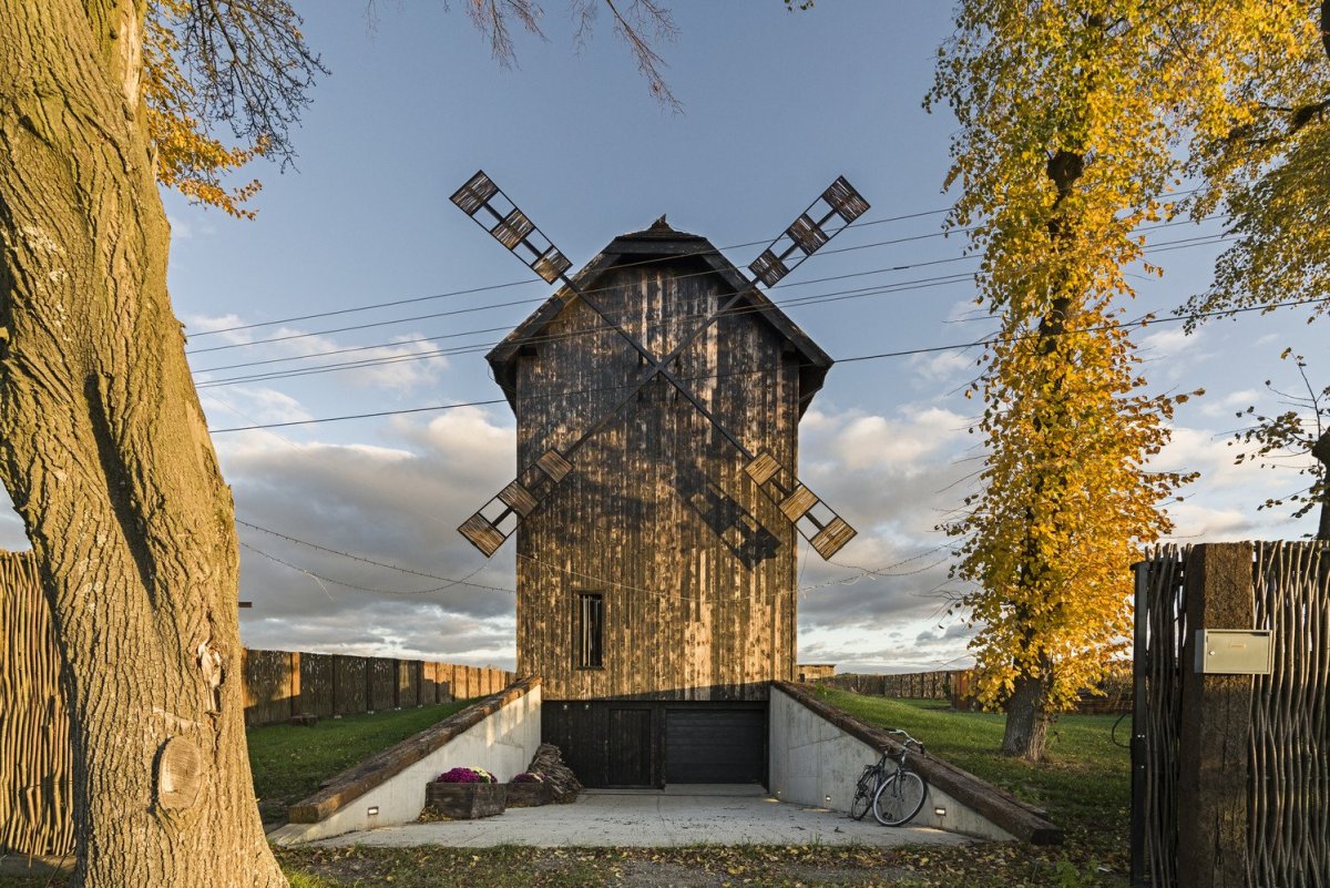 o4 architekci zrekonstruovali starý větrný mlýn v polském Lubartówě