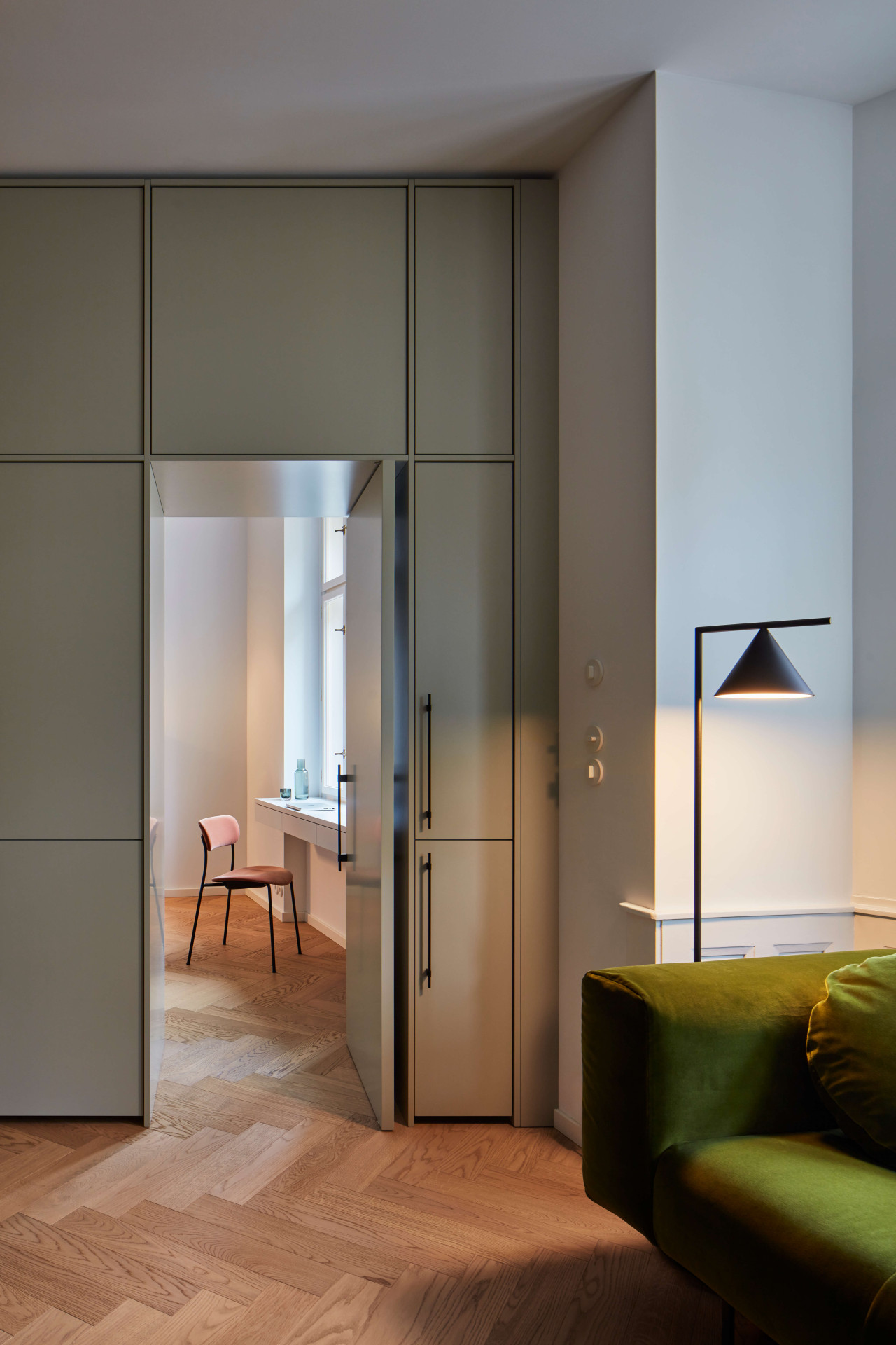 Důležitý moment je překvapivý motiv průhledů, který prostupuje celým bytem. 