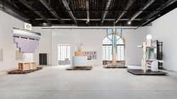 Slovinská výstava soudobých totemů, vytvořená ve spolupráci se stavebními dělníky.