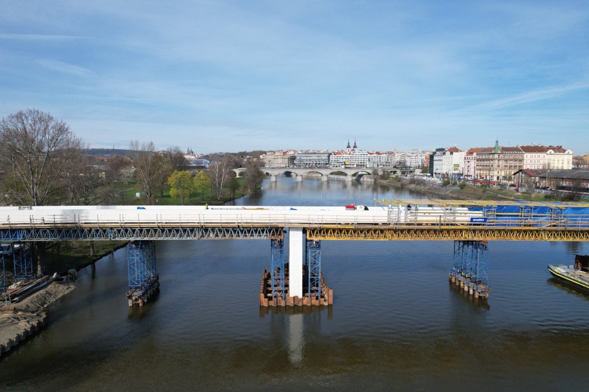 Tři sta metrů dlouhá lávka pro pěší a cyklisty, která spojí Holešovice s Karlínem, se otevře začátkem léta