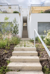 Schodiště uprostřed (Terasový dvojdům v Krči, martin cenek architecture)