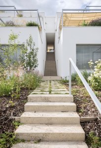 Schodiště uprostřed (Terasový dvojdům v Krči, martin cenek architecture)