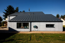 Nízkoenergetický dům po rekonstrukci od ateliéru Vostracký poblíž Českých Budějovic