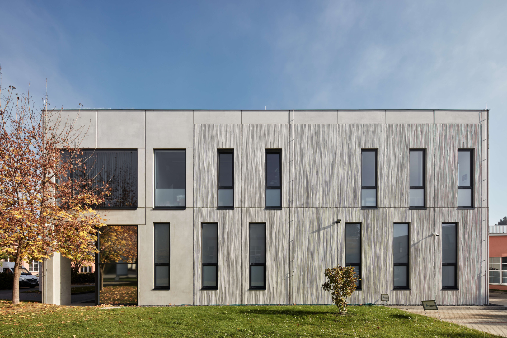 Architekti z Ateliéru stavebních konstrukcí realizovali v pražských Čakovicích skladové haly