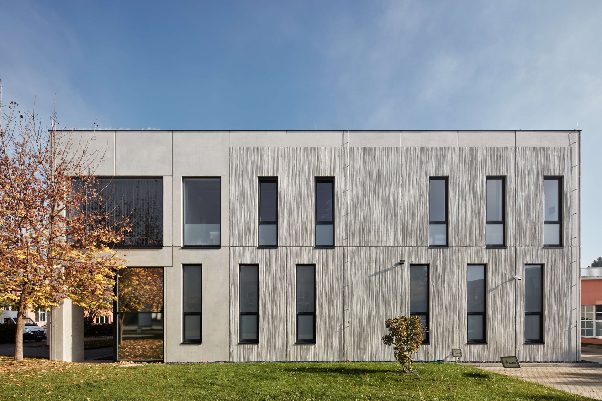 Architekti z Ateliéru stavebních konstrukcí realizovali v pražských Čakovicích skladové haly