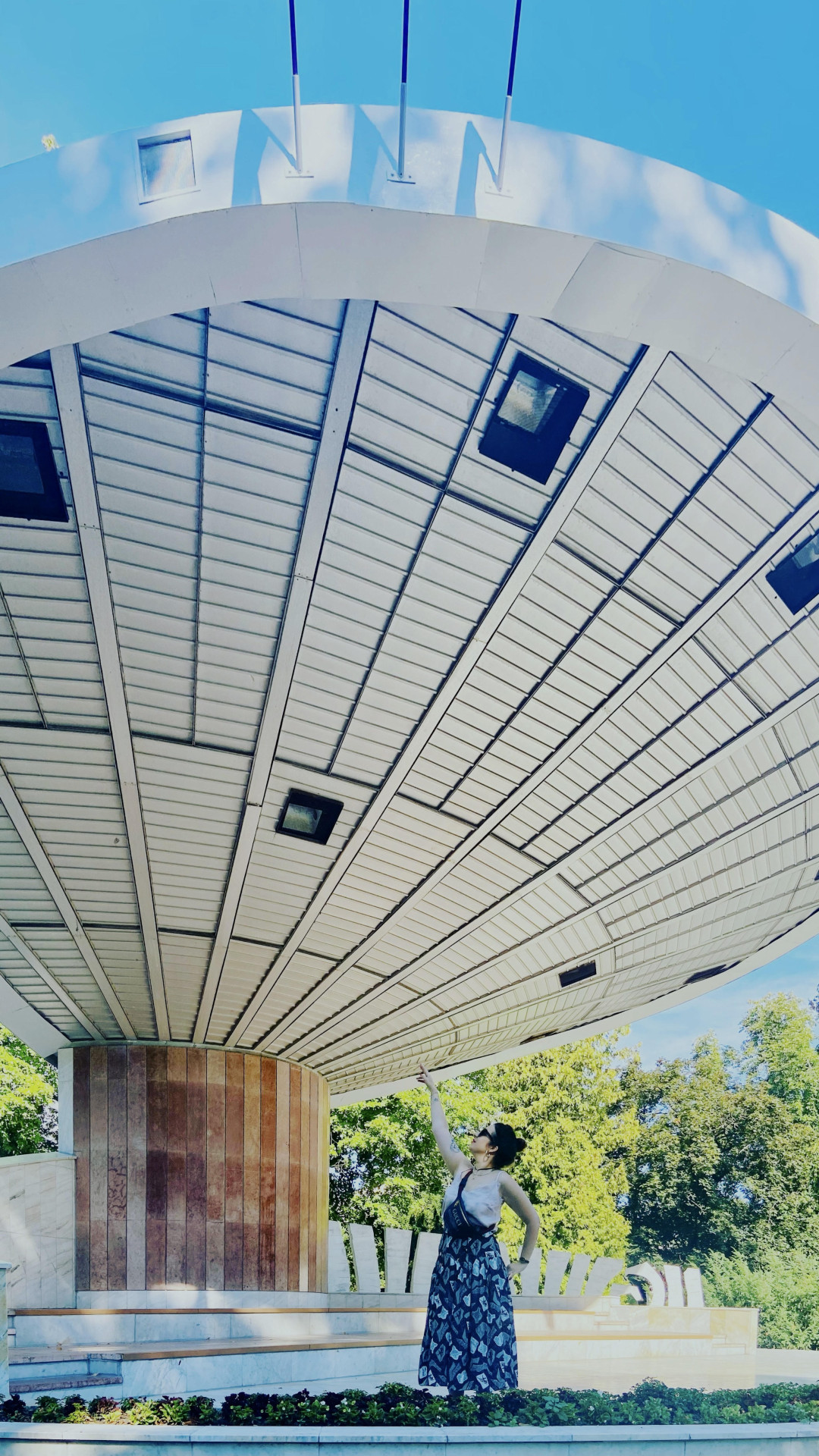 Od Veroniky Bóžingové jsme dostali pozdrav z Piešťan s tamním hudebním pavilonem. Dohledali jsme pouze, že pochází z roku 1968, autora neznáme. Snad není mimozemského původu.