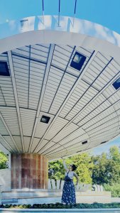 Od Veroniky Bóžingové jsme dostali pozdrav z Piešťan s tamním hudebním pavilonem. Dohledali jsme pouze, že pochází z roku 1968, autora neznáme. Snad není mimozemského původu.