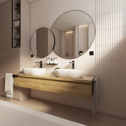 Nadčasovost prošpikovaná prvky, které nezačnou nudit. Od černých prvků přes niky až po 3D obklady.