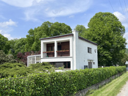 Nespeky - Zajímavý funkcionalistický dům s výraznou lodžií, komínem a kruhovým oknem. Autor a rok stavby neznámý (Odhad 20 - 30. léta). Ulice Sokolská