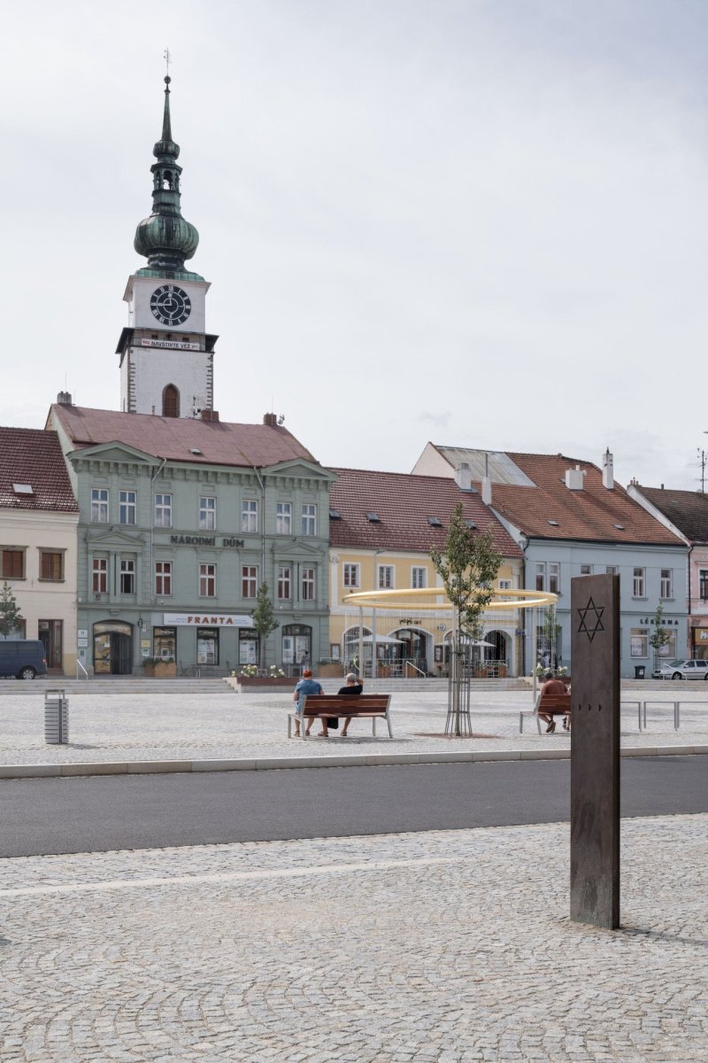 Rekonstrukce náměstí v Třebíči, Atelier RAW: bronzové směrovky