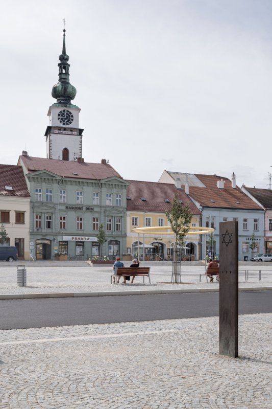 Rekonstrukce náměstí v Třebíči, Atelier RAW: bronzové směrovky