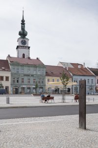 Rekonstrukce náměstí v Třebíči, Atelier RAW: bronzové směrovky