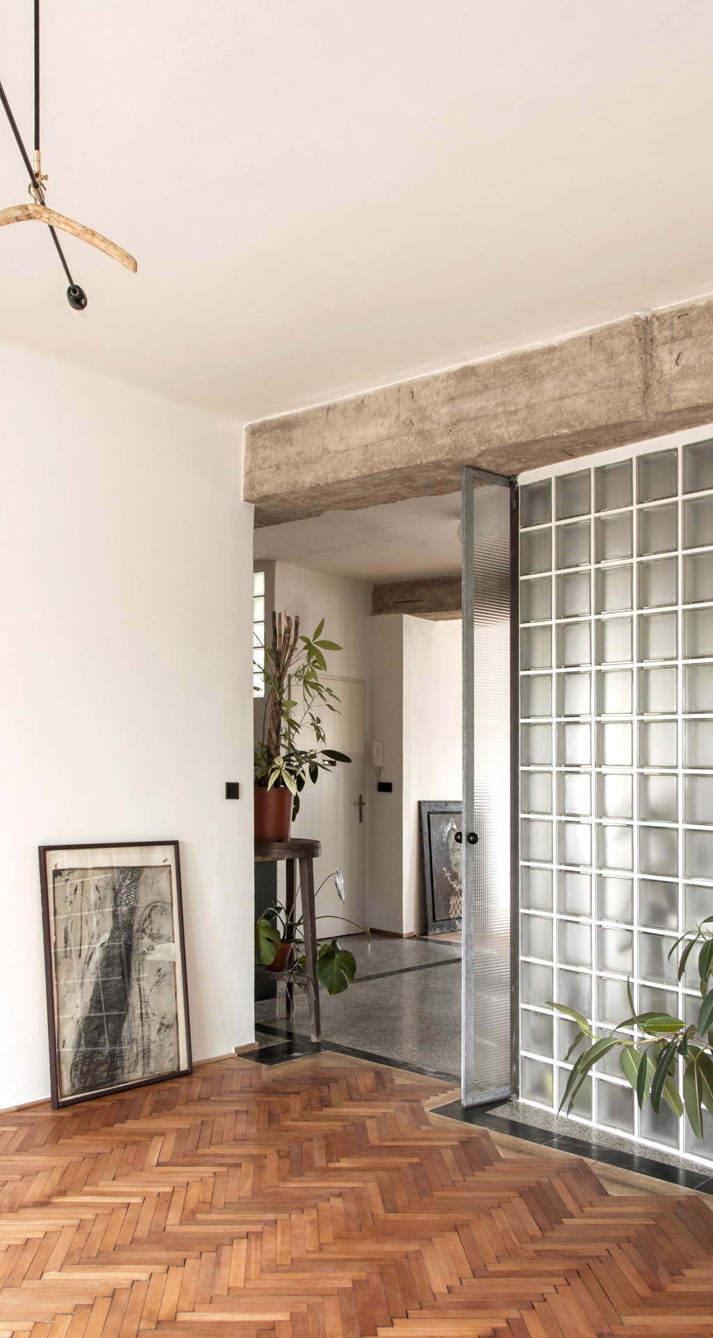 Nájemní byt v Hradci Králové, svobodová blaha: Architektka a architekt pracovali pro klienta, který měl v plánu byt pronajímat. Jednotku tvoří tři samostatné pokoje původně přístupné z chodby