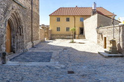 Stará farní škola pochází ze 16. století - na začátku 20. století z ní byla odstraněna fasáda, rekonstrukce ji jí vrátila.