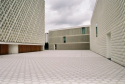 Islámské centrum v Ljublani bylo dokončeno v roce 2020 podle návrhu ateliéru Bevk Perović arhitekti a skládá se z mešity a dvou administrativních budov. Autor fotografií Tomáš Vojtíšek píše: „Všechny budovy jsou opláštěné bílými plechovými pláty uspořádanými do kosočtvercového rastru. Stavby díky tomuto nenásilnému dekoru získávají drobnější měřítko, jsou chráněny před přímými slunečními paprsky a interiéru dodává předsazená konstrukce pocit intimity a soukromí.“