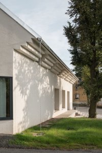 Díky římse vzniká směrem do návsi i do dvora kryté zápraží , které umožňuje návštěvníkům pobývat venku i za nepřízně počasí.
