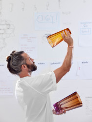 Jan Plecháč představuje výběr svých oblíbených děl tradiční karlovarské sklárny Moser