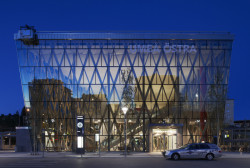 Přes den stavbu prostupuje přirozené světlo, v noci sama září do okolí. (Vlaková stanice Umeå Östra, White Arkitekter)