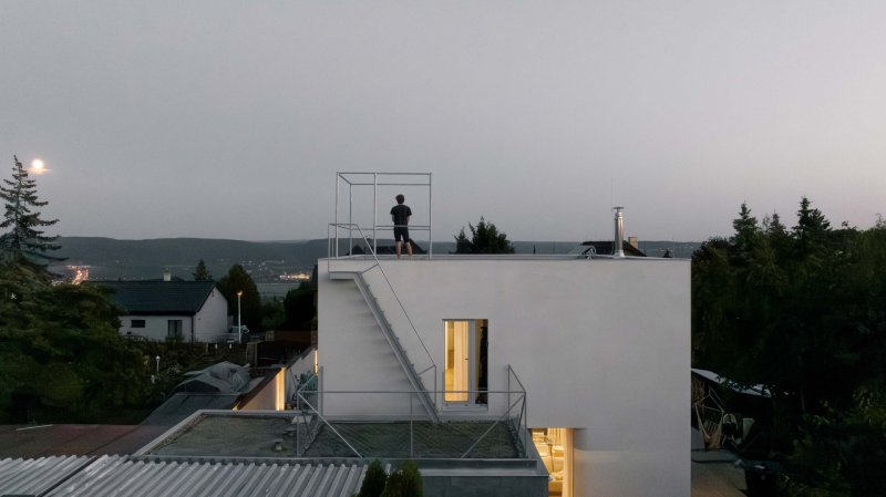 Na střeše rodinného domu se kromě extenzivní zeleně nachází vyhlídka. (Rodinný dům v Radotíně, Papundekl architekti)