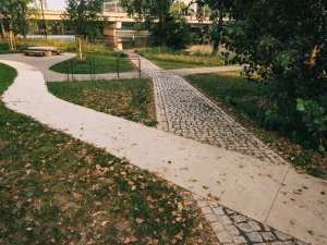 Různě "učesané" jsou taky pochozí povrchy, někde jsou řádně položené kostky. (Park U Vody v Praze-Holešovicích, YYYY)