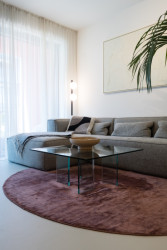 Interiérová designérka Diana Perknovská navrhla byt pro svou sestru, ve kterém se snoubí světlé barvy s přírodními materiály