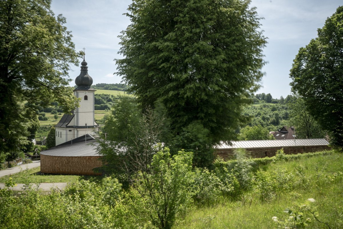 Společenský sál farního centra v Lidečku od studia AEIOU