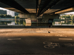 Parkem projedete taky po cyklostezce. (Park U Vody v Praze-Holešovicích, YYYY)