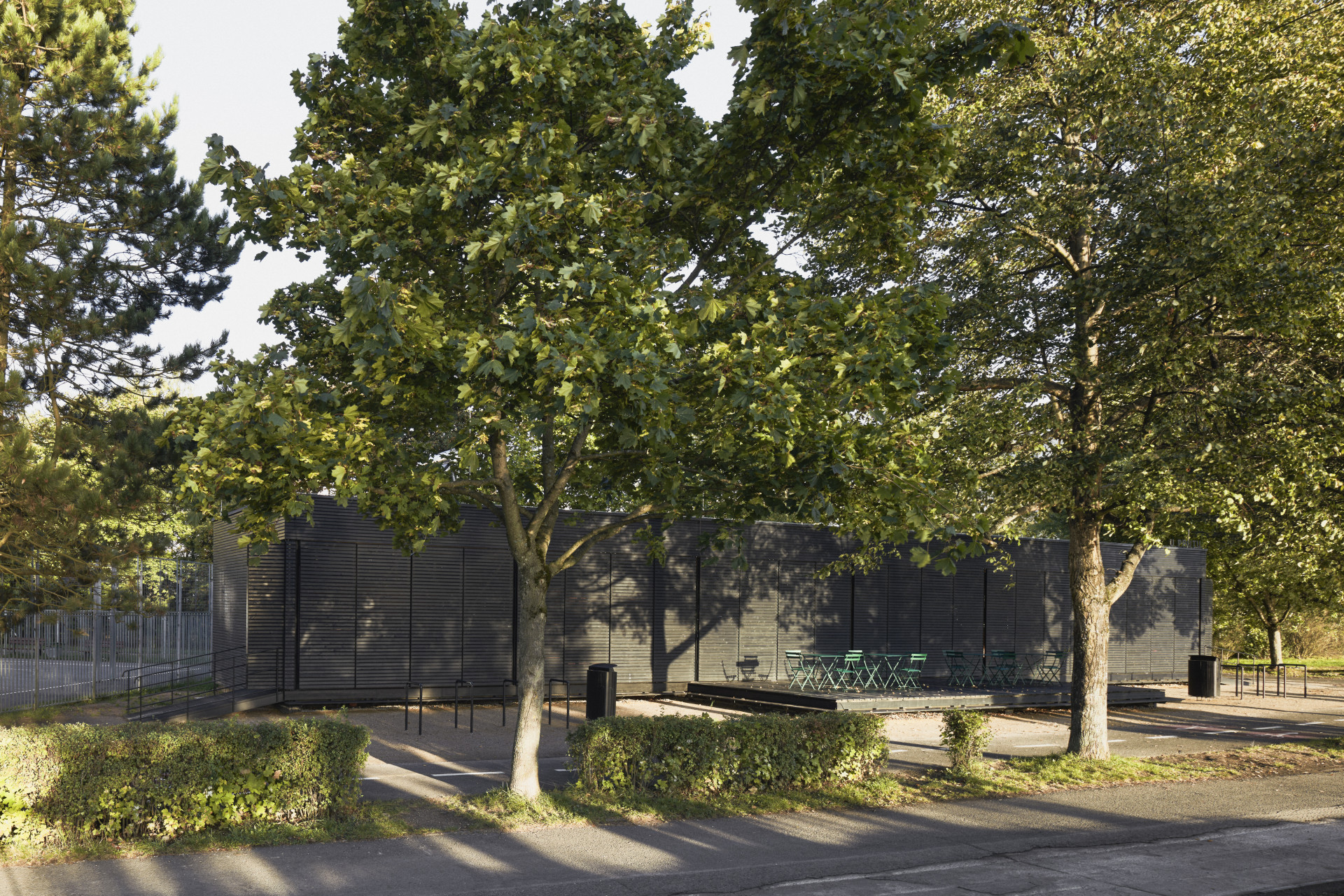 Když se otvory uzavřou, dům se ztratí mezi vegetací. (Občerstvení U Prutu, Prokš Přikryl architekti)