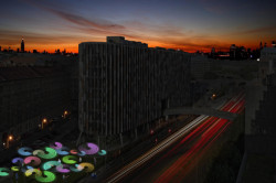 Rozkvétání světla před budovou Main point v Karlíně, Vrtiška a Žák.