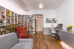 Pracovna se nachází v centru dění, ale stále nabízí dostatek klidu pro práci. (Byt v Karlíně; momentura)