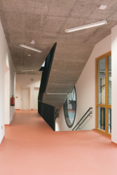 Přístavba školy ve Studenci, CHRAMA: Dispozičně funguje přístavba jako dvojtakt s centrálním schodištěm s působivým detailem kruhového okna propojujícím schodiště se vstupní halou