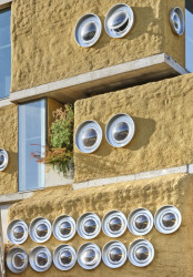 Žádná vrstvená fasáda, ale směs korku a pryskyřice, která také izoluje. (Reggio škola v Madridu, Office for Political Innovation)