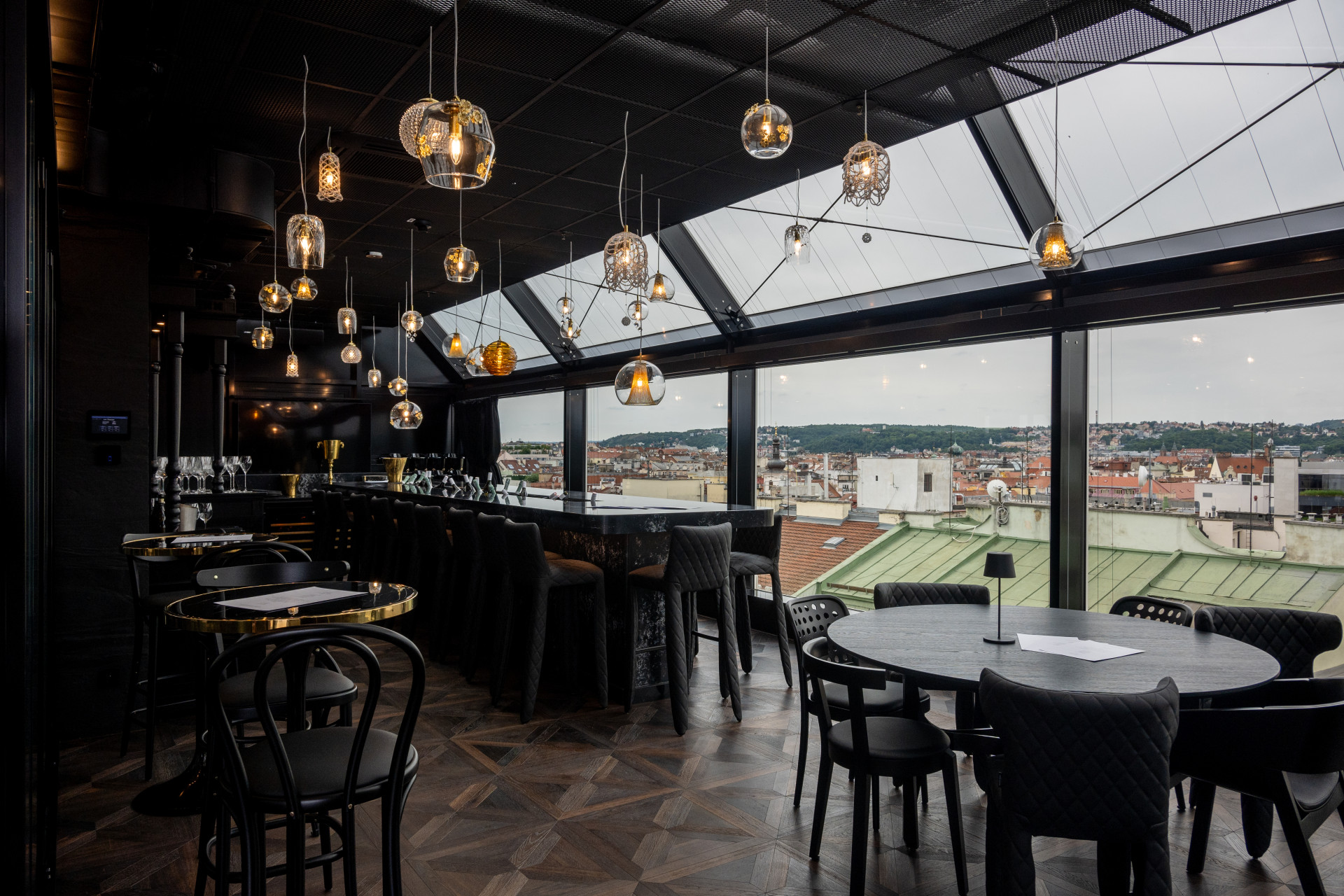 Výhled je z posledního patra Máje okouzlující, zadarmo ale nebude, vstup na střešní terasu nad barem se očekává za 200 Kč.