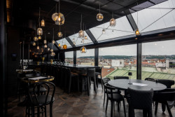 Výhled je z posledního patra Máje okouzlující, zadarmo ale nebude, vstup na střešní terasu nad barem se očekává za 200 Kč.