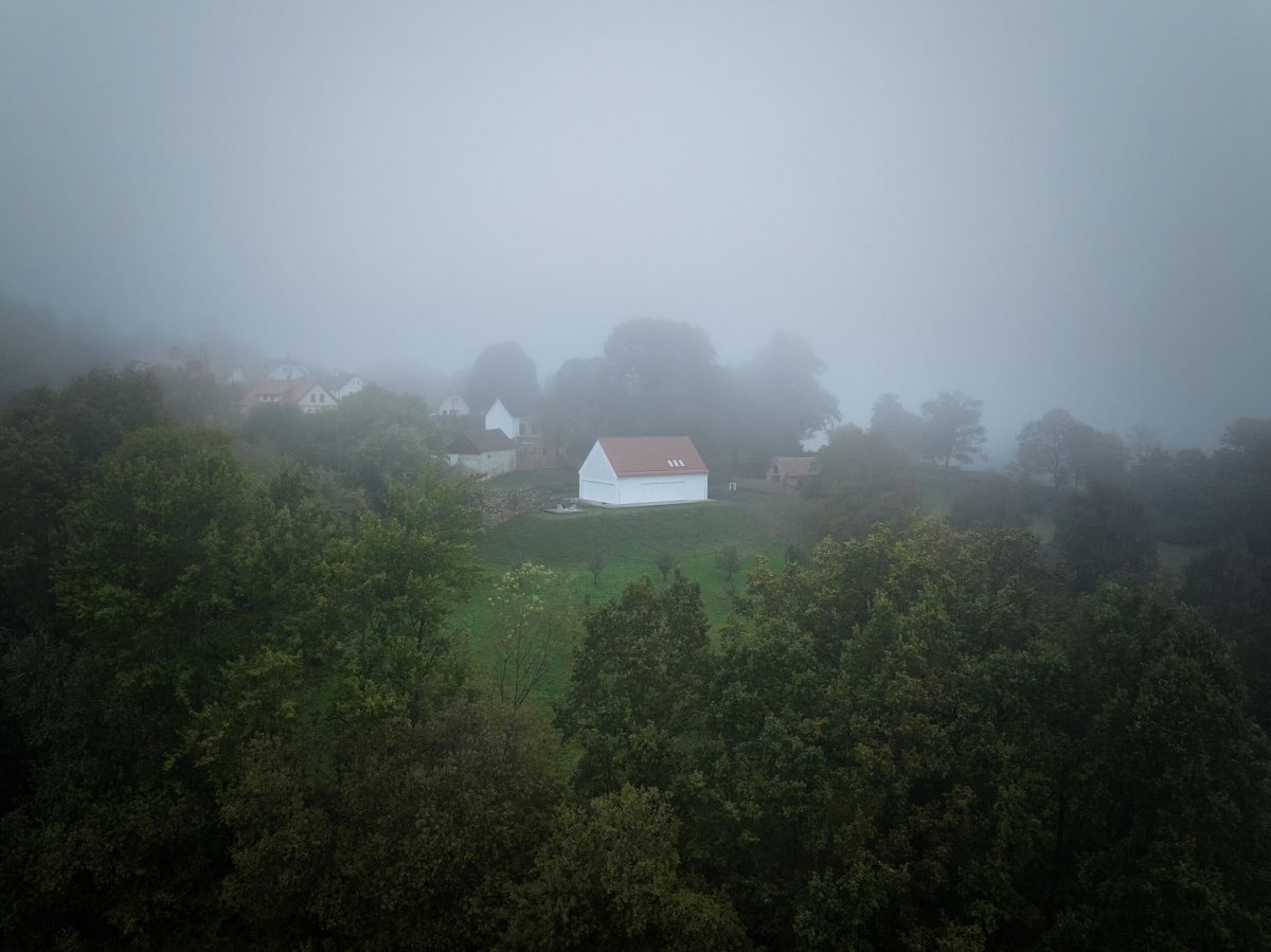 Dům leží v rozlehlé zahradě, která dříve patřila tamnímu zámku. (Dům Oskar, Jan Žaloudek)