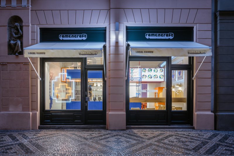 Japonská nudlová polévka ramen se teď v Praze vaří v novém bistru navrženém ateliérem SOA architekti. (Bistro Ramencraft v Praze, SAO Architekti)