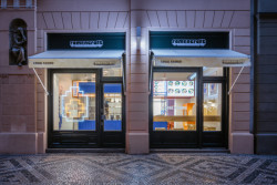 Japonská nudlová polévka ramen se teď v Praze vaří v novém bistru navrženém ateliérem SOA architekti. (Bistro Ramencraft v Praze, SAO Architekti)