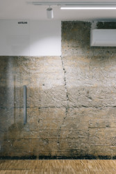 Původní betony zůstaly na vybraných místech odhalené. (Ateliér v panelárně od A8000)